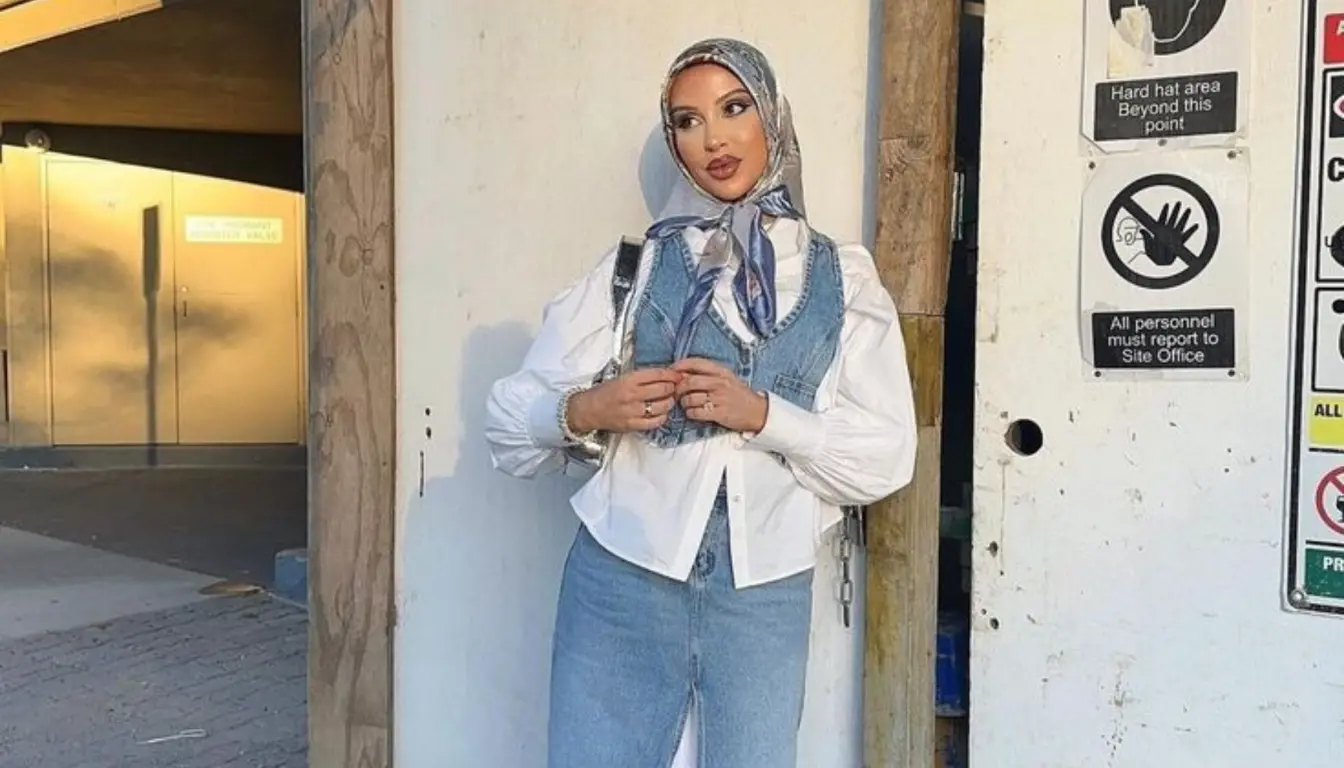 Baju Denim Cocok dengan Jilbab Warna Apa? Coba Hijab Motif!