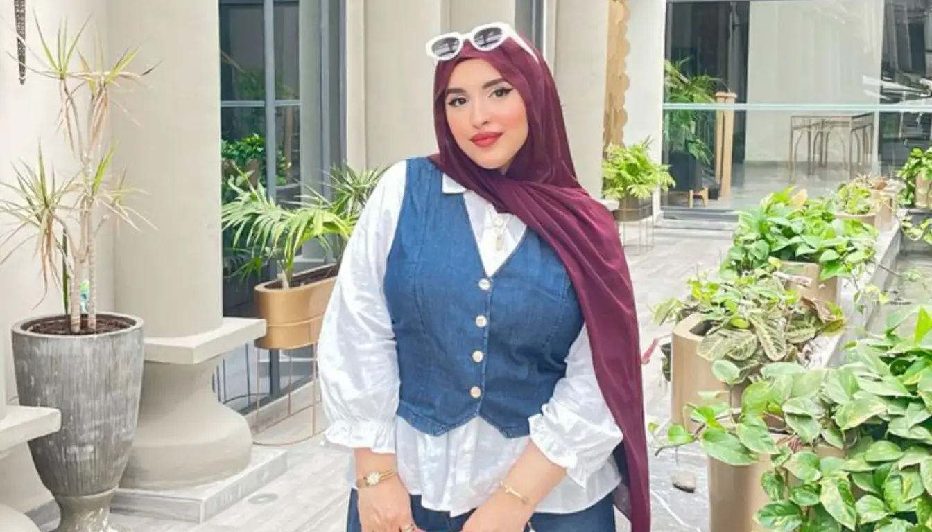 Baju Denim Cocok dengan Jilbab Warna Apa? Coba Warna Burgundy!