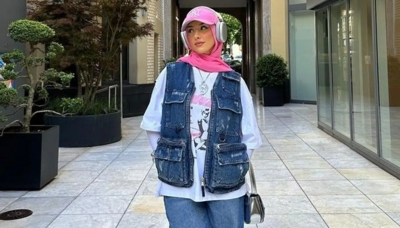 Baju Denim Cocok dengan Jilbab Warna Apa? Coba Warna Hot Pink!