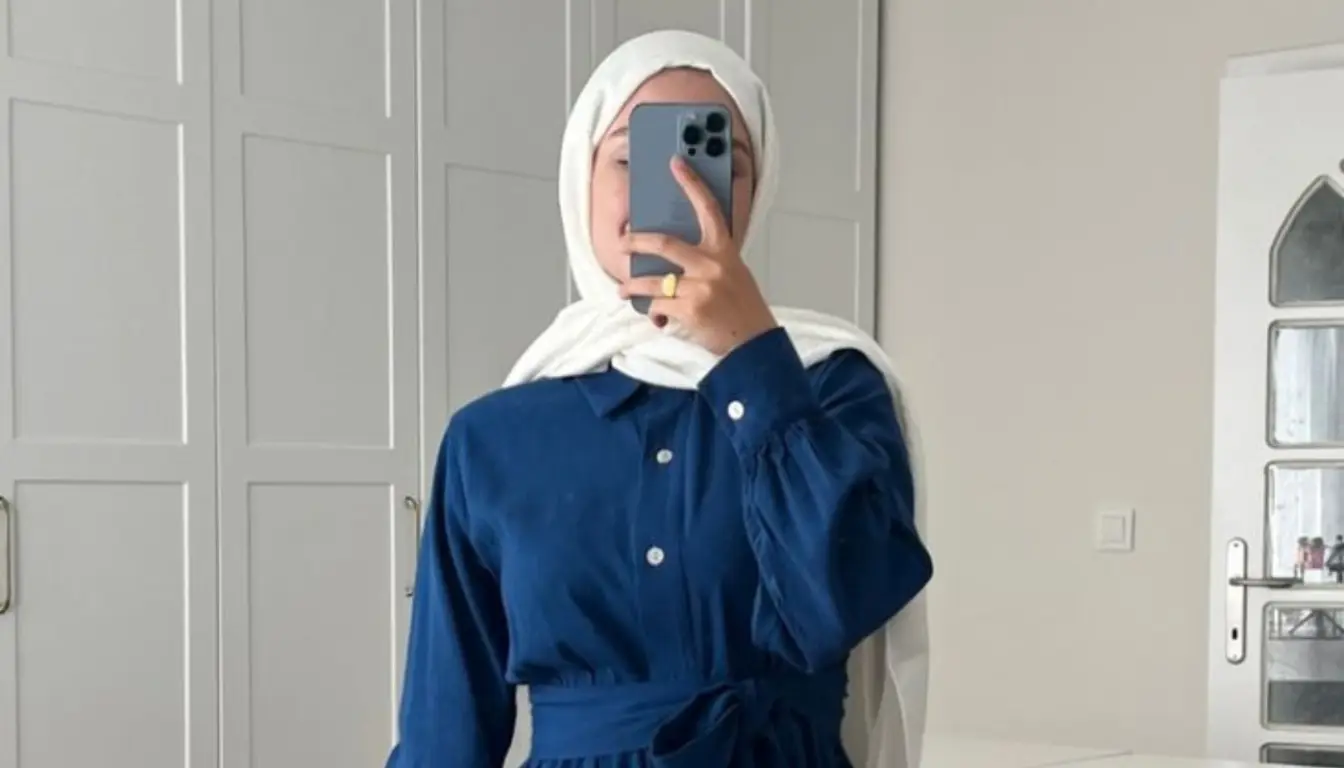 Gamis Navy Cocok dengan Jilbab Warna Apa? Coba Warna Putih!