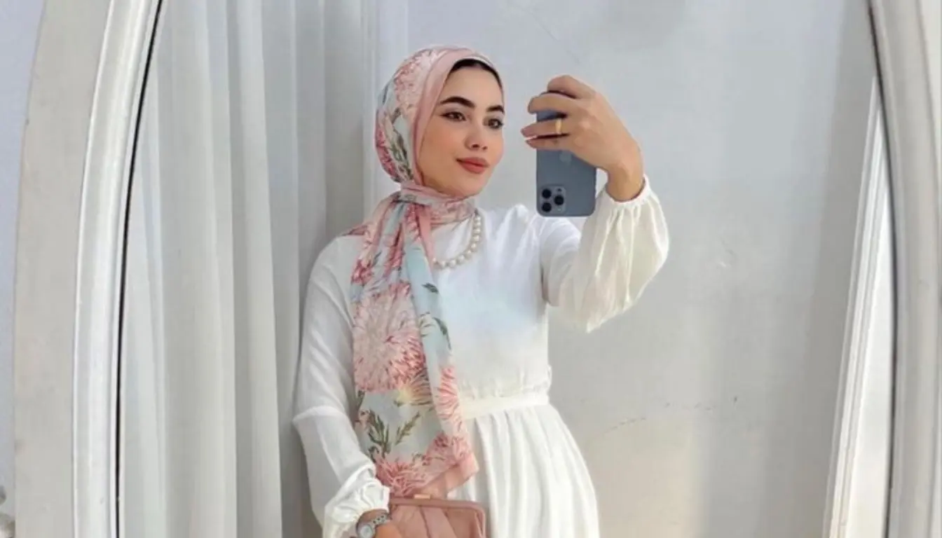 Gamis Putih Cocok dengan Jilbab Warna Apa? Coba Hijab Motif!