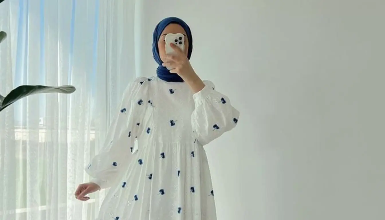 Gamis Putih Cocok dengan Jilbab Warna Apa? Coba Warna Biru Tua!