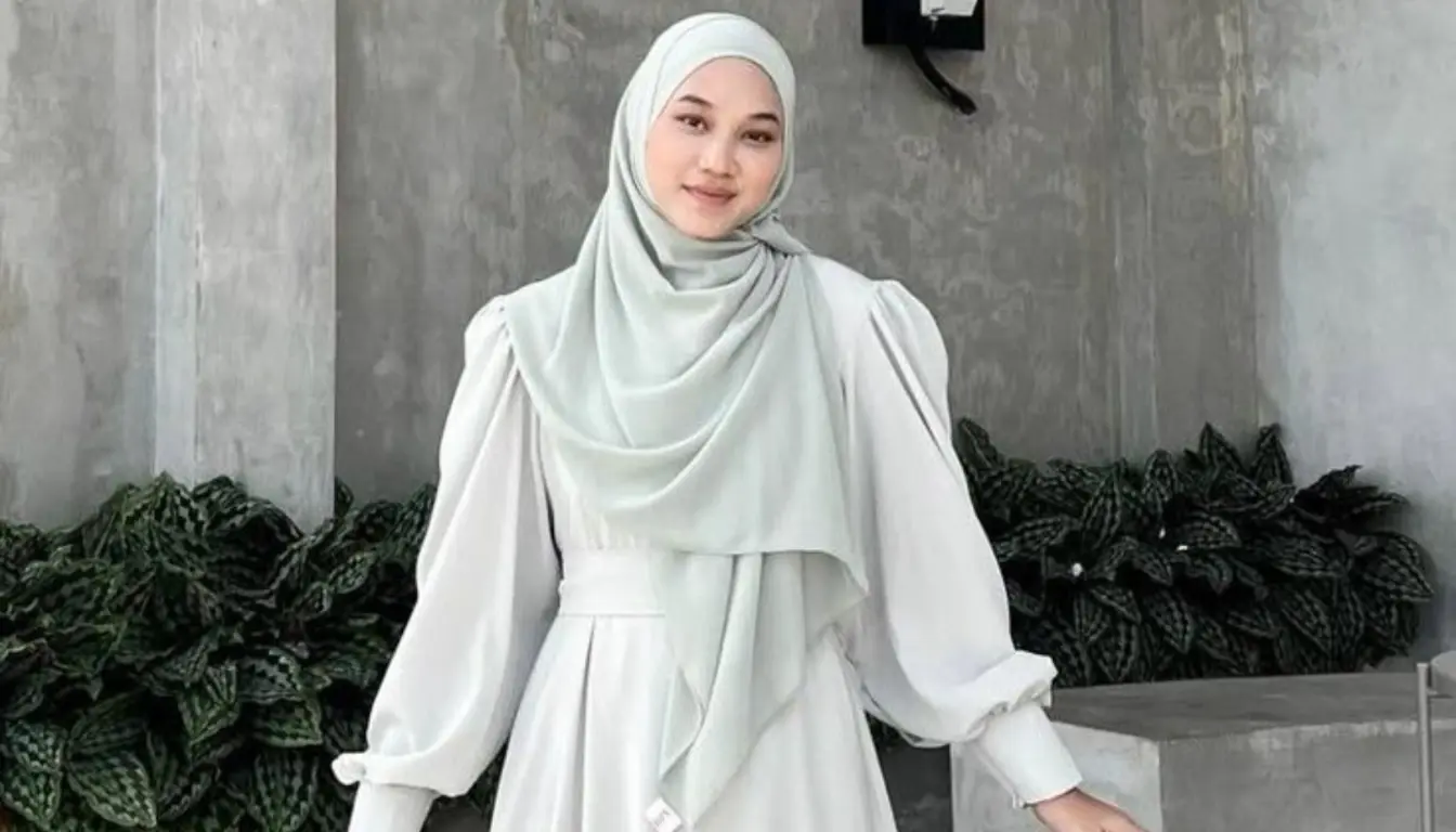 Gamis Putih Cocok dengan Jilbab Warna Apa? Coba Warna Mint!