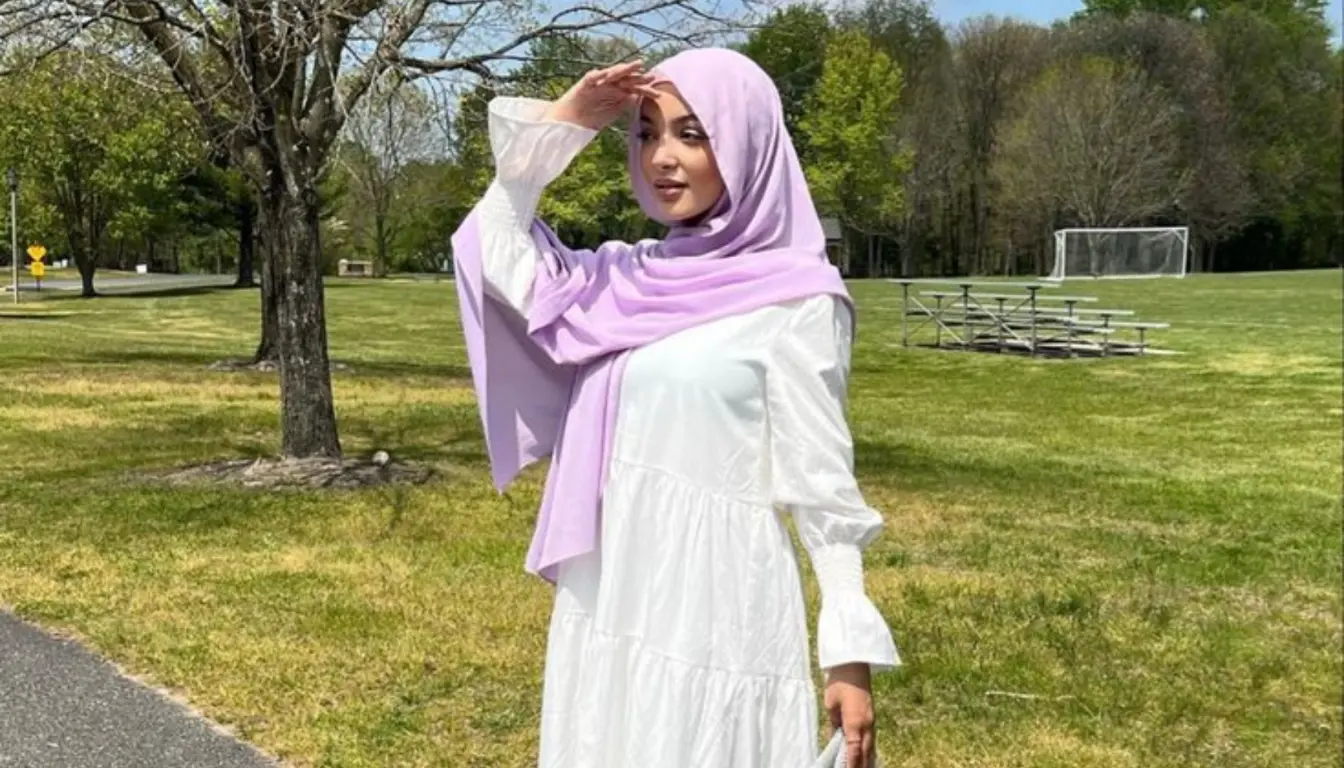 Gamis Putih Cocok dengan Jilbab Warna Apa? Coba Warna Ungu!