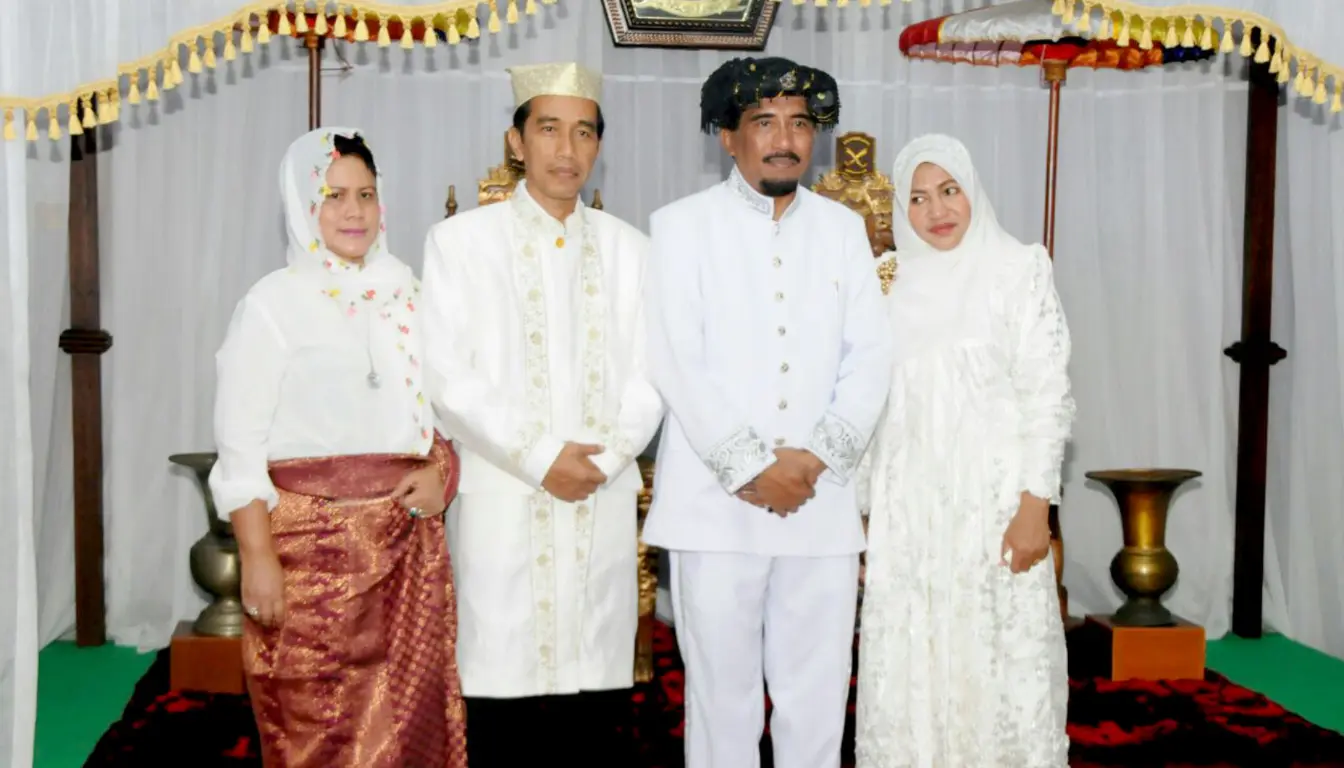 Jubah Putih Bordir Emas (sumber setneg.co.id) Jubah Putih Bordir Emas (sumber setneg.co.id)