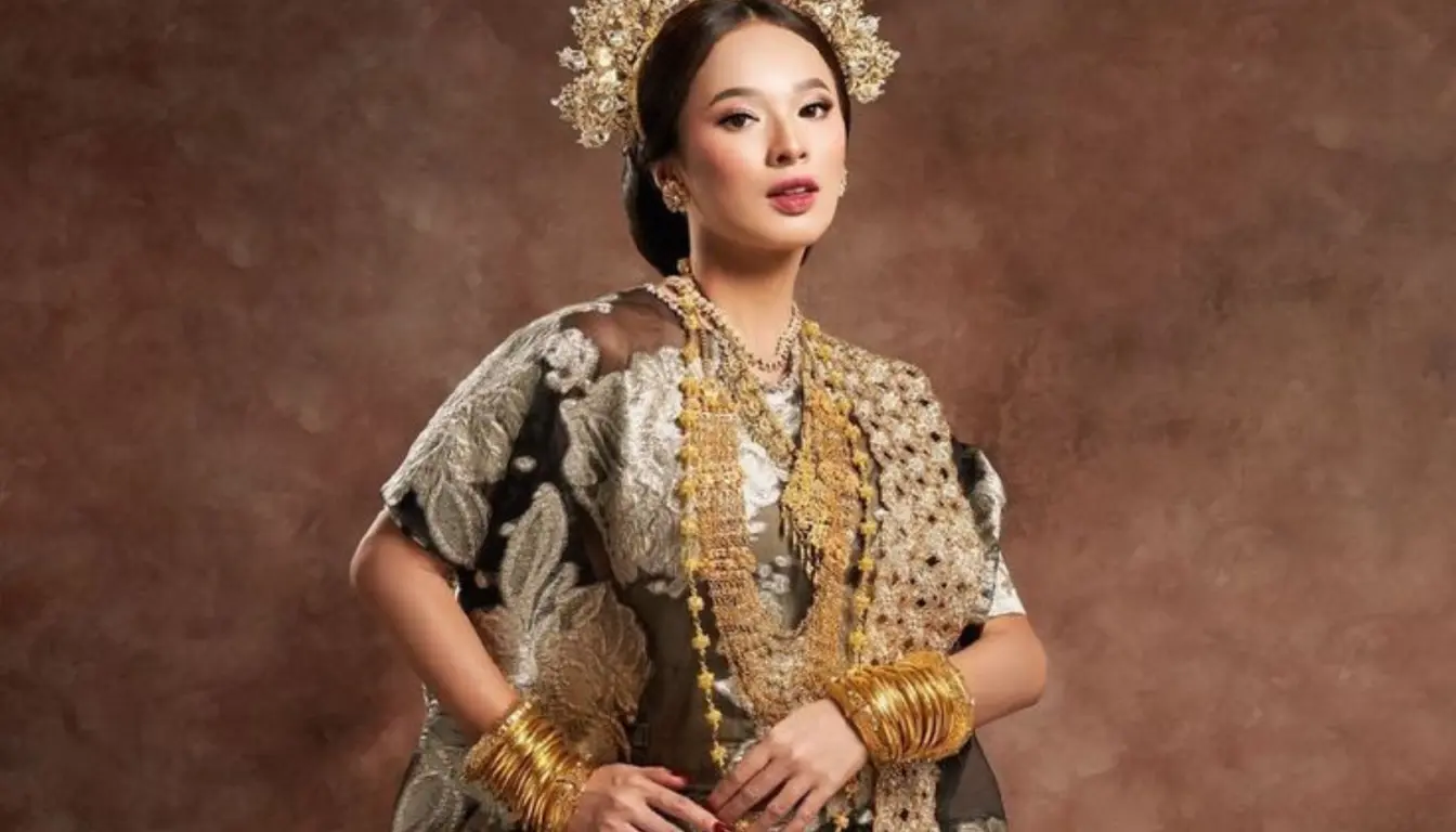 Aksesoris Emas Ciri Khas Baju Adat Sulawesi Selatan Aksesoris Emas Ciri Khas Baju Adat Sulawesi Selatan