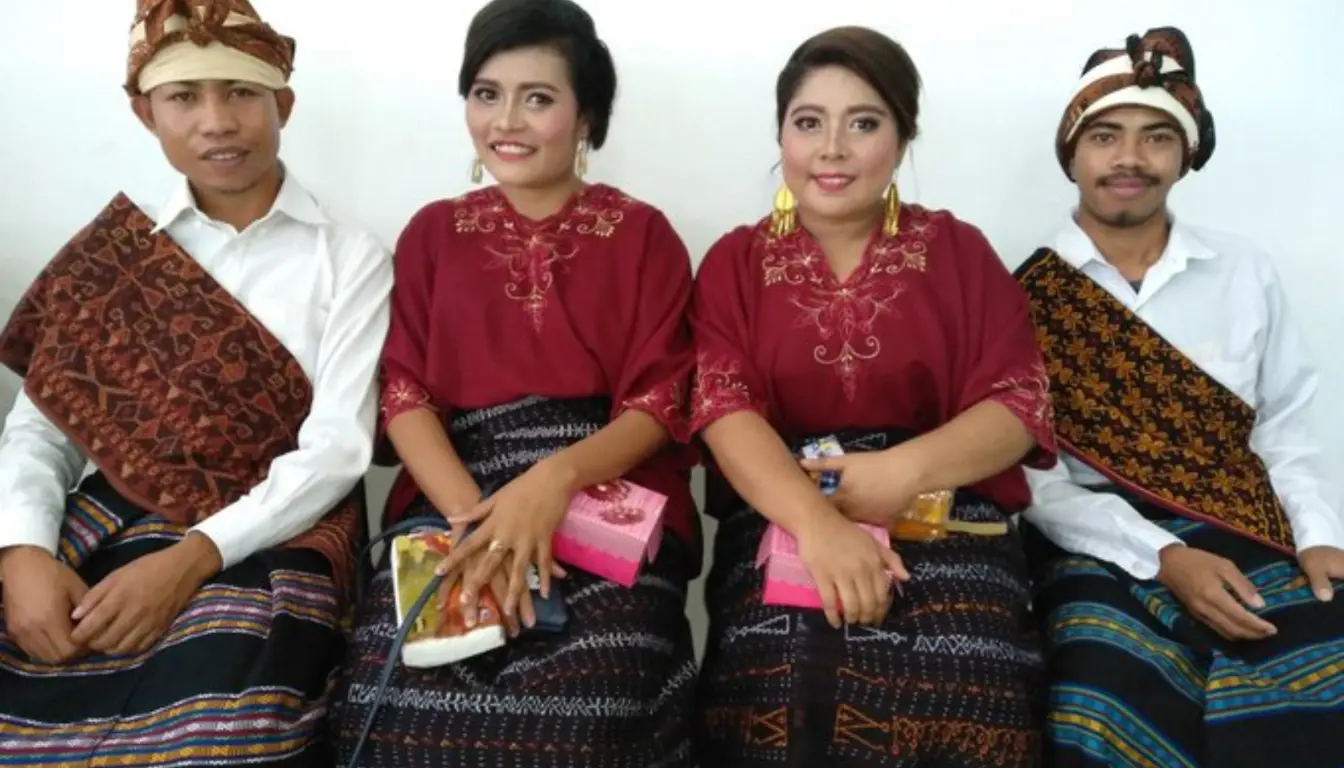 Baju Adat Suku Lio Baju Adat Suku Lio