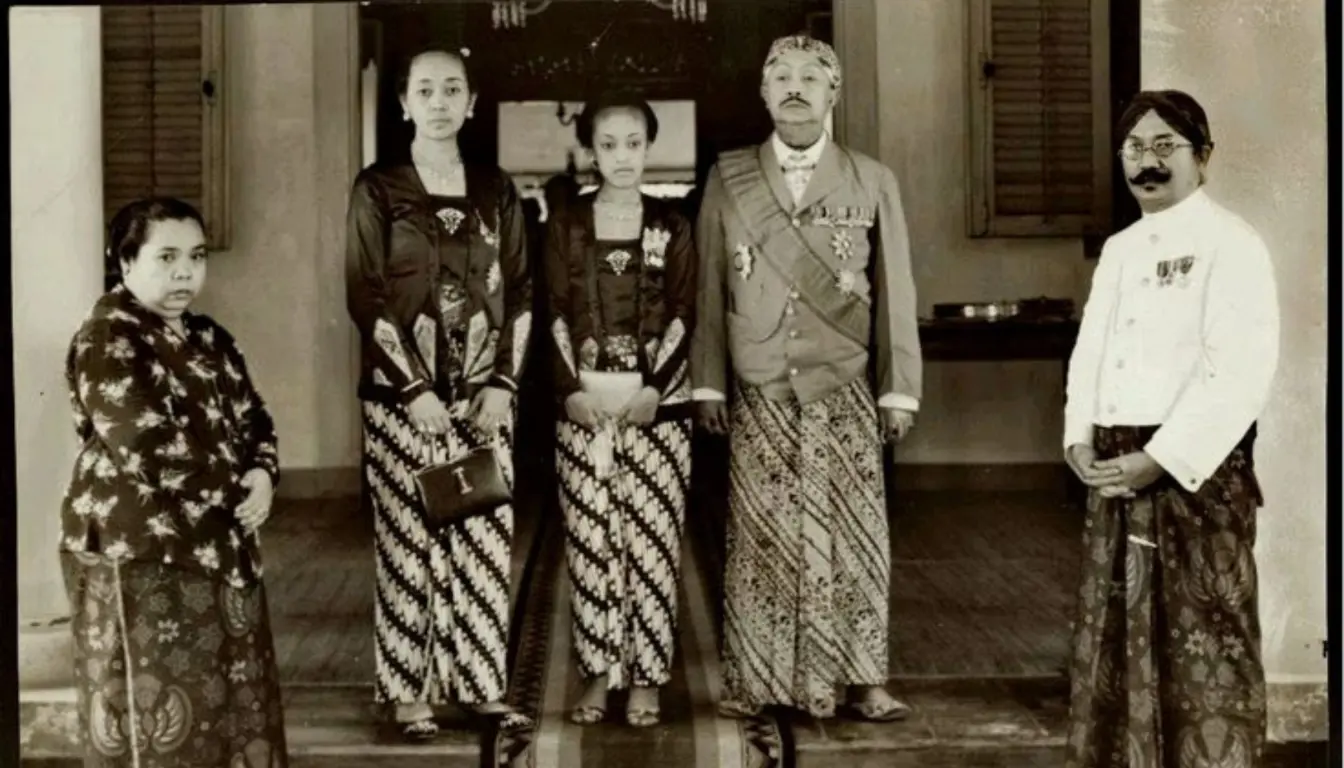 Paku Buwana X Memakai Batik Solo Paku Buwana X Memakai Batik Solo